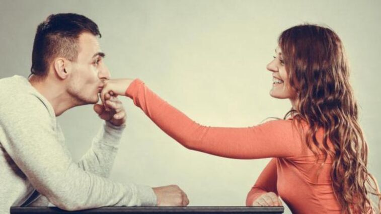 човек се грижи за момиче и мисли за уголемяване на пениса