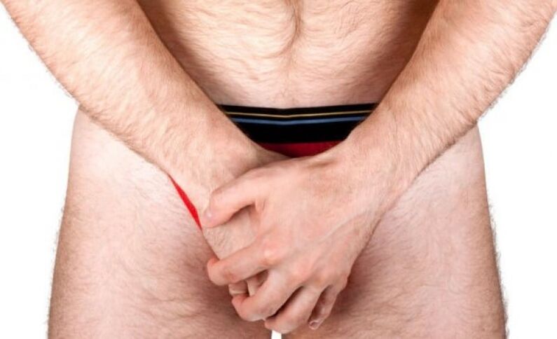 мъж, който прави масаж на пениса за увеличаване на дебелината